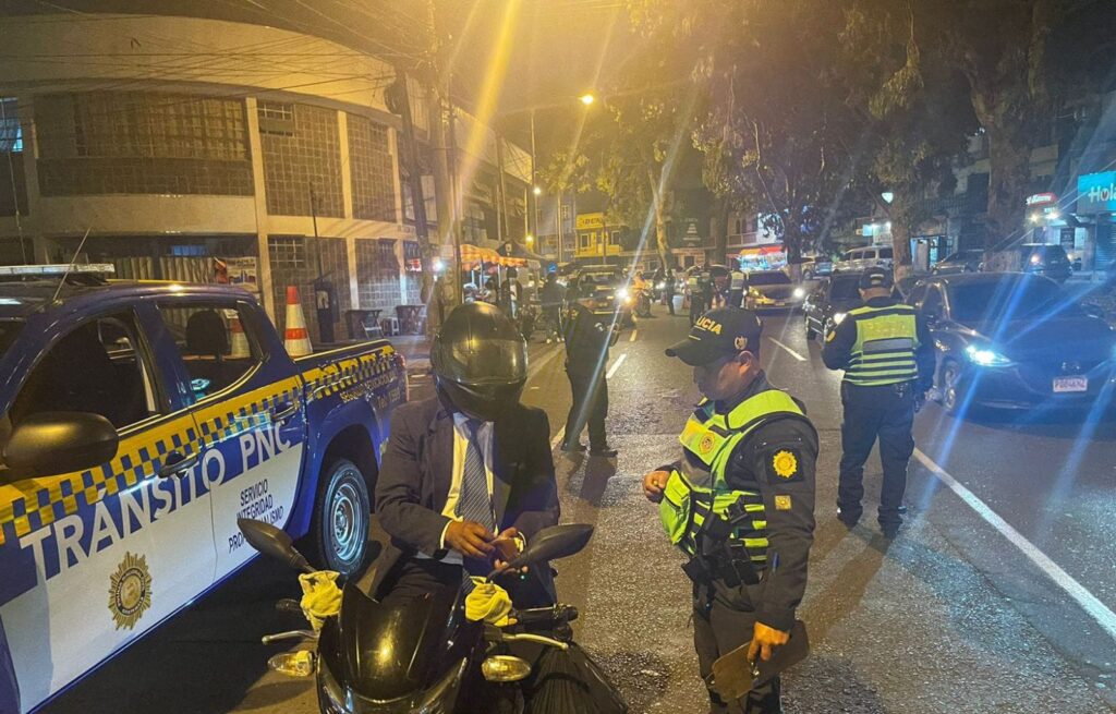 Tránsito de la PNC Multa a 52 Motoristas en Operativos Nocturnos