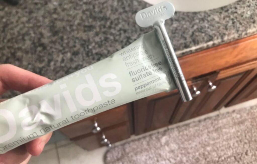 Un Rodillo para Deslizar la Pasta de Dientes