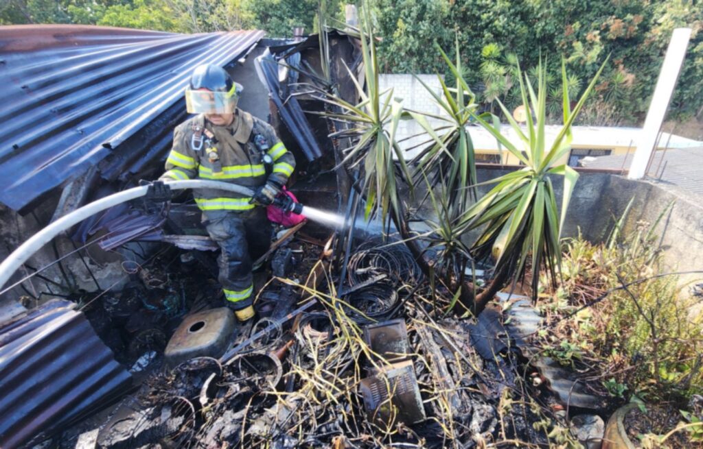 Incendio en Bodega de Zona 21 Bomberos Controlan el Siniestro en la Colonia Venezuela