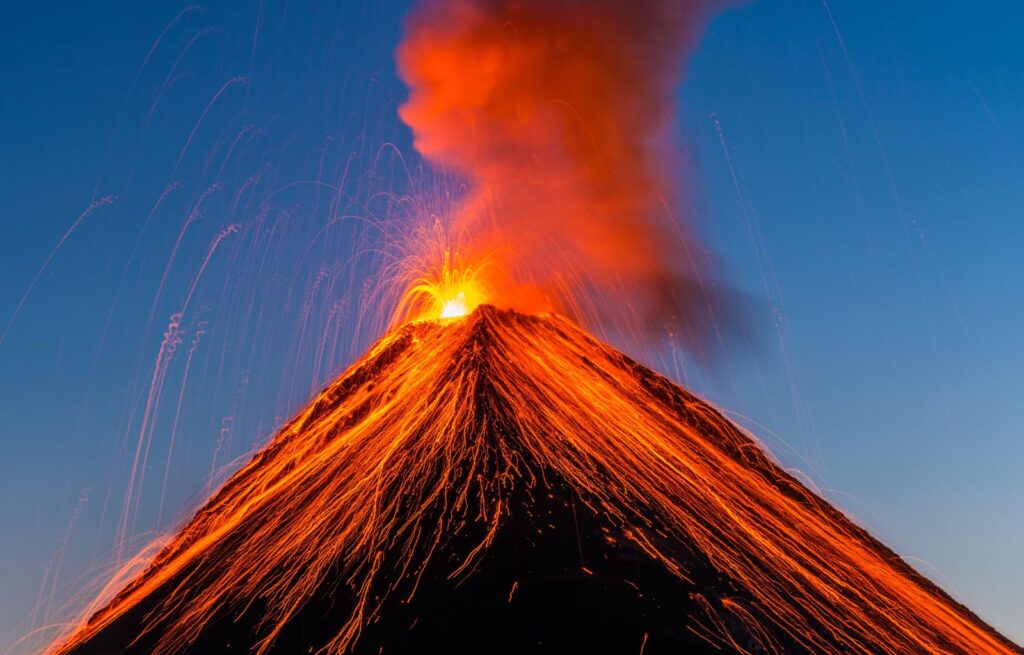 Explosiones y Caída de Ceniza La Actividad del Volcán de Fuego en Guatemala Hoy 22 de Febrero