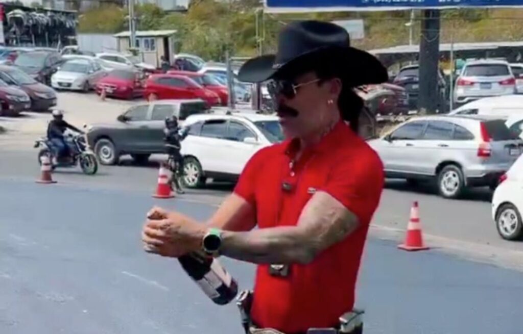 Neto Bran Celebra Finalización de Obras en Mixco con Champagne y Corrido
