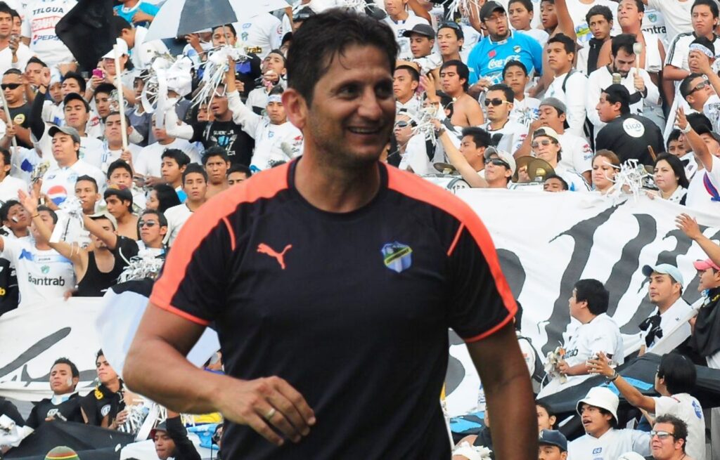 Ronald González responde a las quejas de los aficionados Cremas